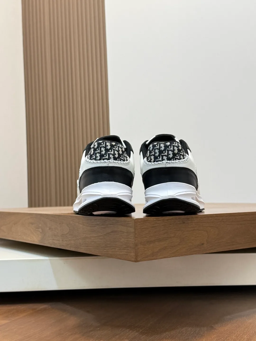 💰800 Dior's latest men's fashion sneakers. This item draws inspiration from retro jogging shoes. Featuring a thick, low-top design, it features a mesh fabric upper and an ultra-light rubber foam sole. The side is decorated with an embossed "Di~r" logo. Code number: 39-44 (order 38, 45, 46)